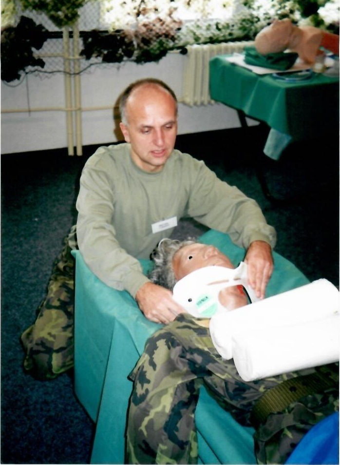 Nácvik resuscitace na figuríně ve vojenském