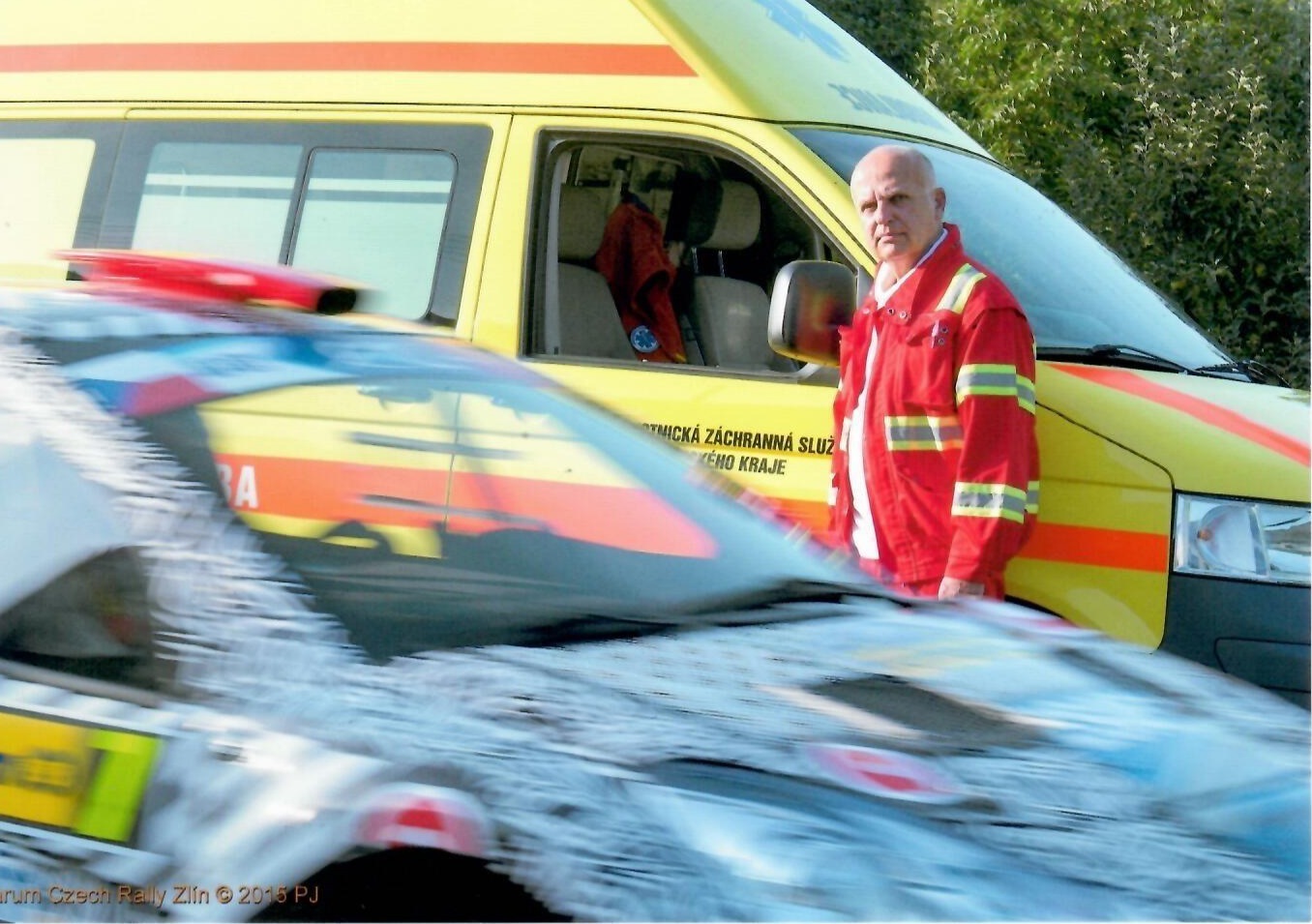 U sanitky, kolem projíždí závodní auto