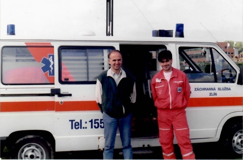 Před sanitkou Zdravotnické záchranné služby Zlín